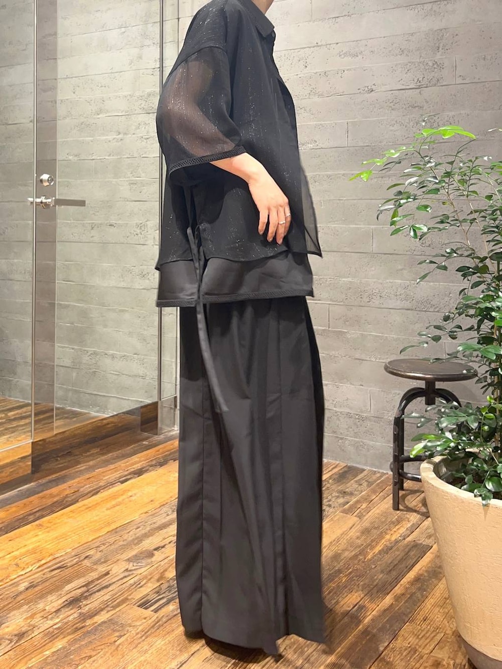「きれいめ、モテ、モード、シャツ、ワイドパンツ、Tシャツ、ネックレス、ベルト、サンダル、ワントーン、個性派、デートコーデ、デート/ロマンティック、夏コーデ、オーバーサイズ」｜「HAREのYOSEワイドパンツ(HARE)（その他パンツ、ブラック系）」を使った、けいしさん（メンズ・170cm）の夏コーディネートの5枚目の写真