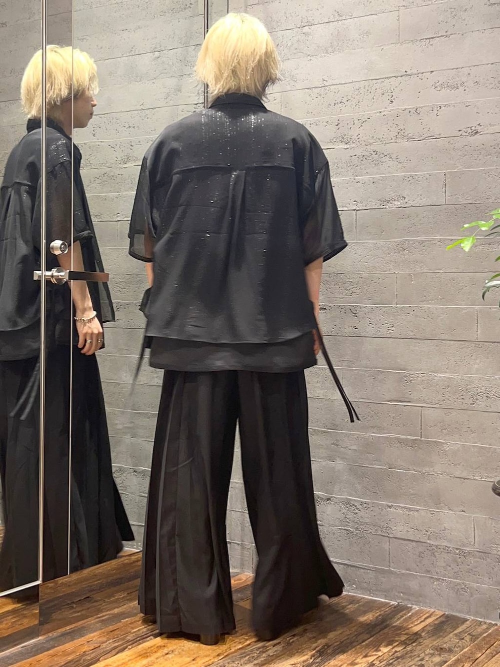 「きれいめ、モテ、モード、シャツ、ワイドパンツ、Tシャツ、ネックレス、ベルト、サンダル、ワントーン、個性派、デートコーデ、デート/ロマンティック、夏コーデ、オーバーサイズ」｜「HAREのYOSEワイドパンツ(HARE)（その他パンツ、ブラック系）」を使った、けいしさん（メンズ・170cm）の夏コーディネートの3枚目の写真
