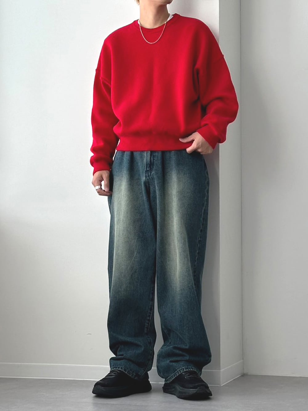 ブルー系のデニムパンツを着用したメンズの秋コーディネートの2枚目の写真