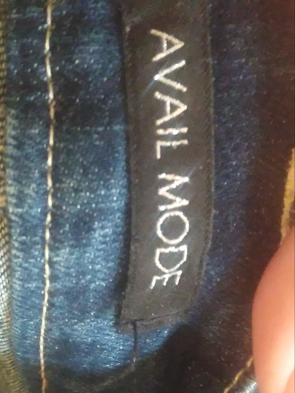 ホワイト系のTシャツ/カットソー、その他のデニムパンツ、ブラック系のドレスシューズを着用したメンズの春コーディネートの3枚目の写真