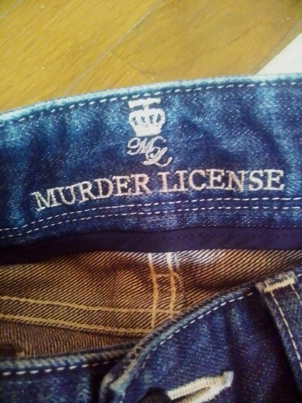 レッド系のデニムジャケット、ブラック系のベスト、ブラック系のTシャツ/カットソーを着用したメンズの春コーディネートの5枚目の写真