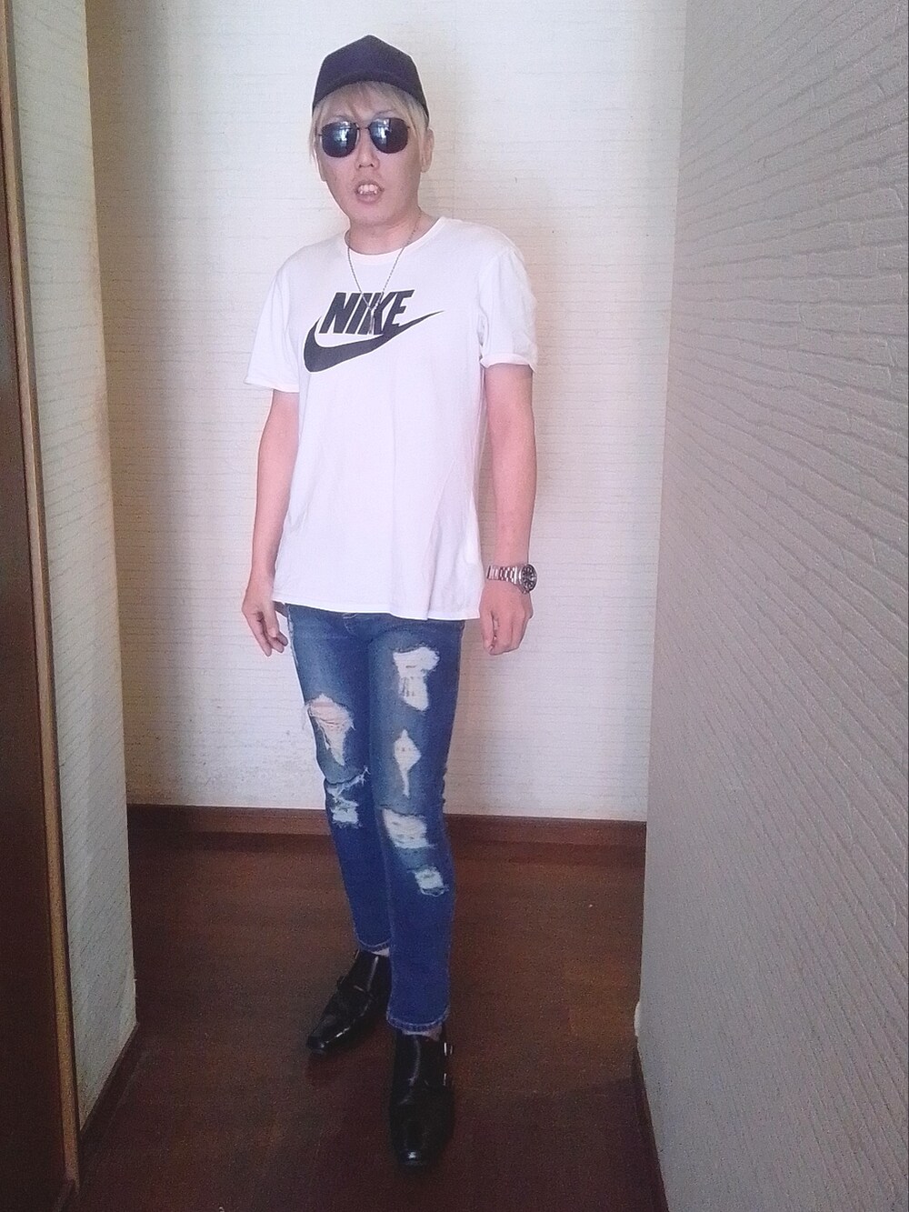 ホワイト系のTシャツ/カットソー、その他のデニムパンツ、ブラック系のドレスシューズを着用したメンズの春コーディネートの2枚目の写真