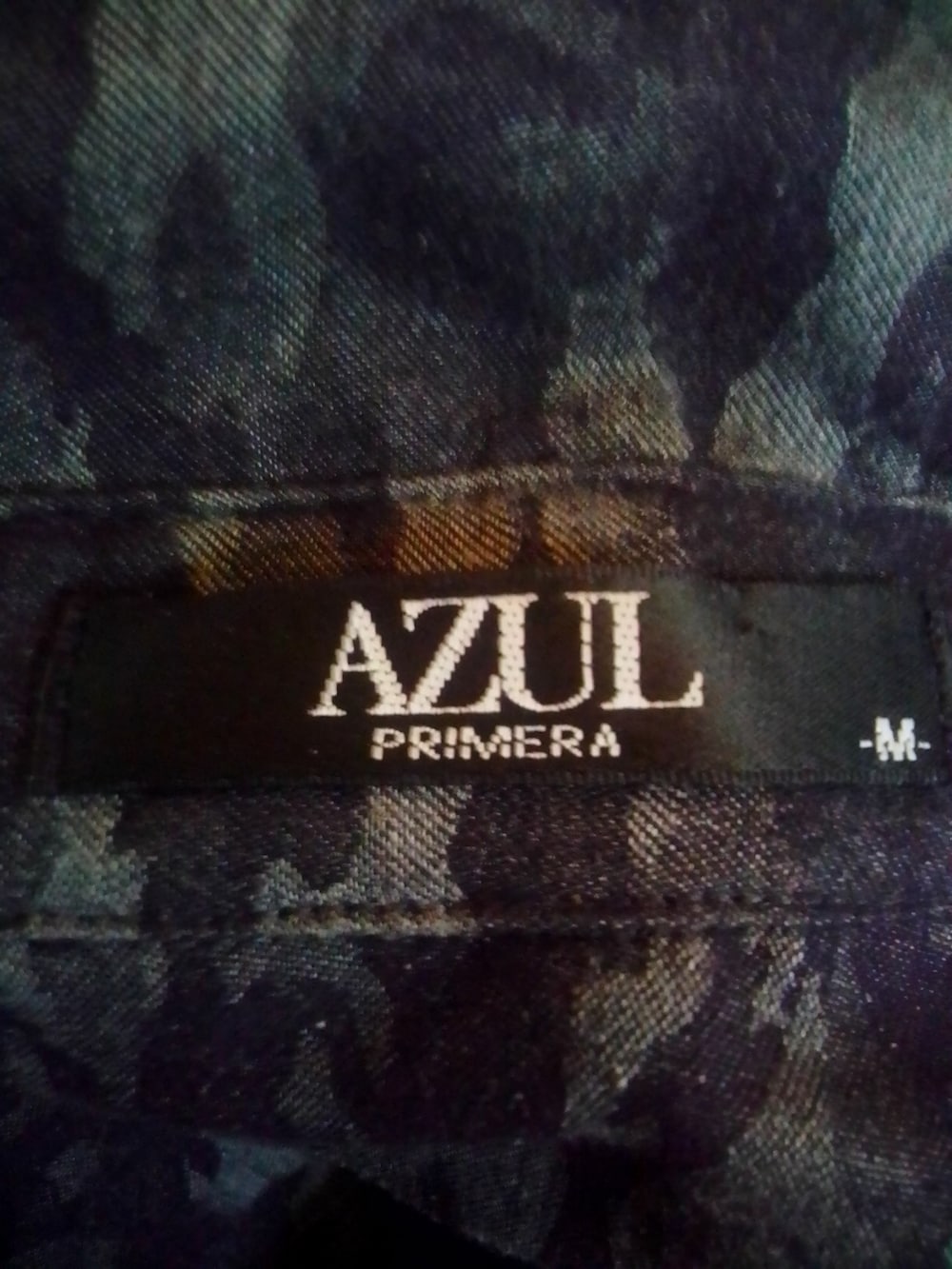 レッド系のデニムジャケット、ブラック系のベスト、ブラック系のTシャツ/カットソーを着用したメンズの春コーディネートの4枚目の写真