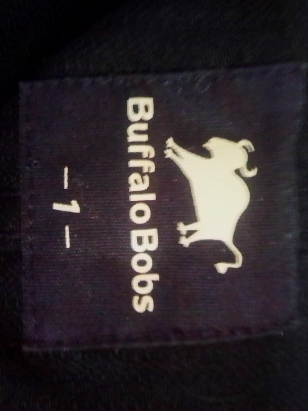 レッド系のデニムジャケット、ブラック系のベスト、ブラック系のTシャツ/カットソーを着用したメンズの春コーディネートの3枚目の写真