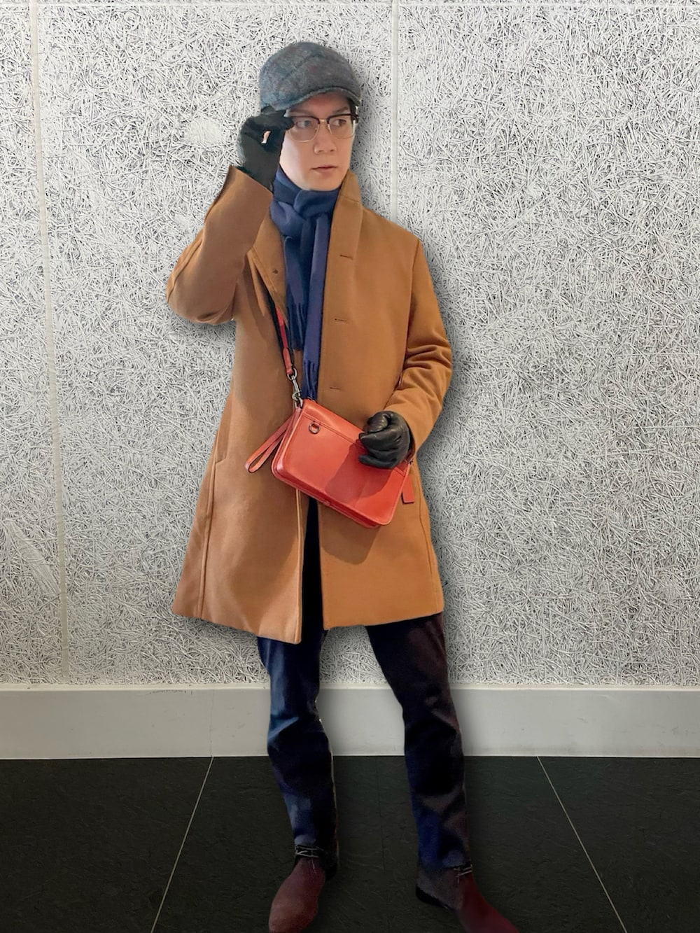 ベージュ系のその他アウター、オレンジ系のショルダーバッグ、ブラウン系のブーツを着用したメンズの冬コーディネートの2枚目の写真