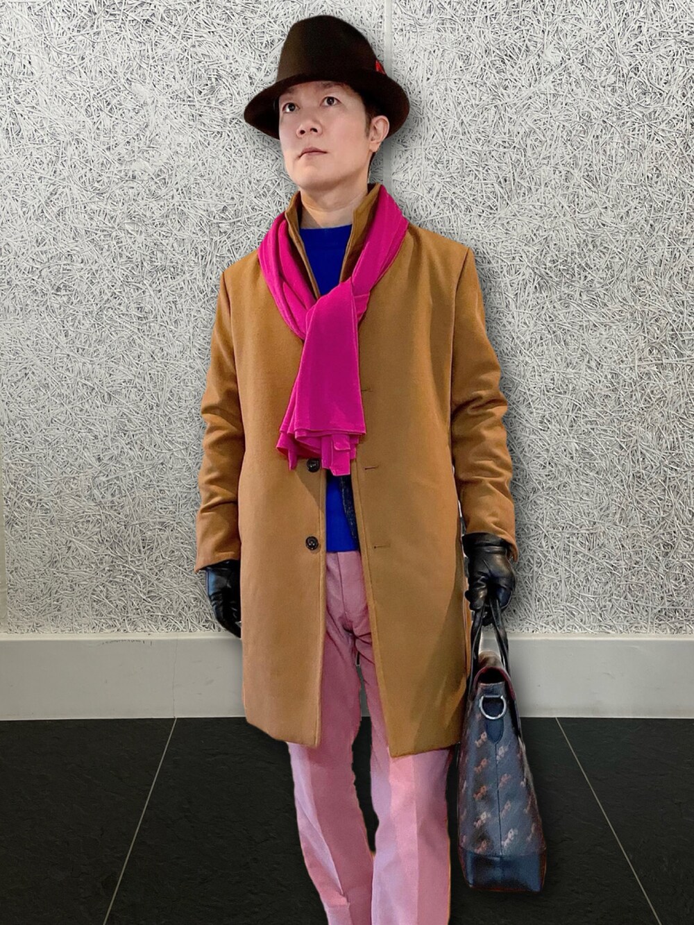 ブラウン系のバッグ、ピンク系のチノパンツ、ベージュ系のその他アウターを着用したメンズの冬コーディネートの2枚目の写真