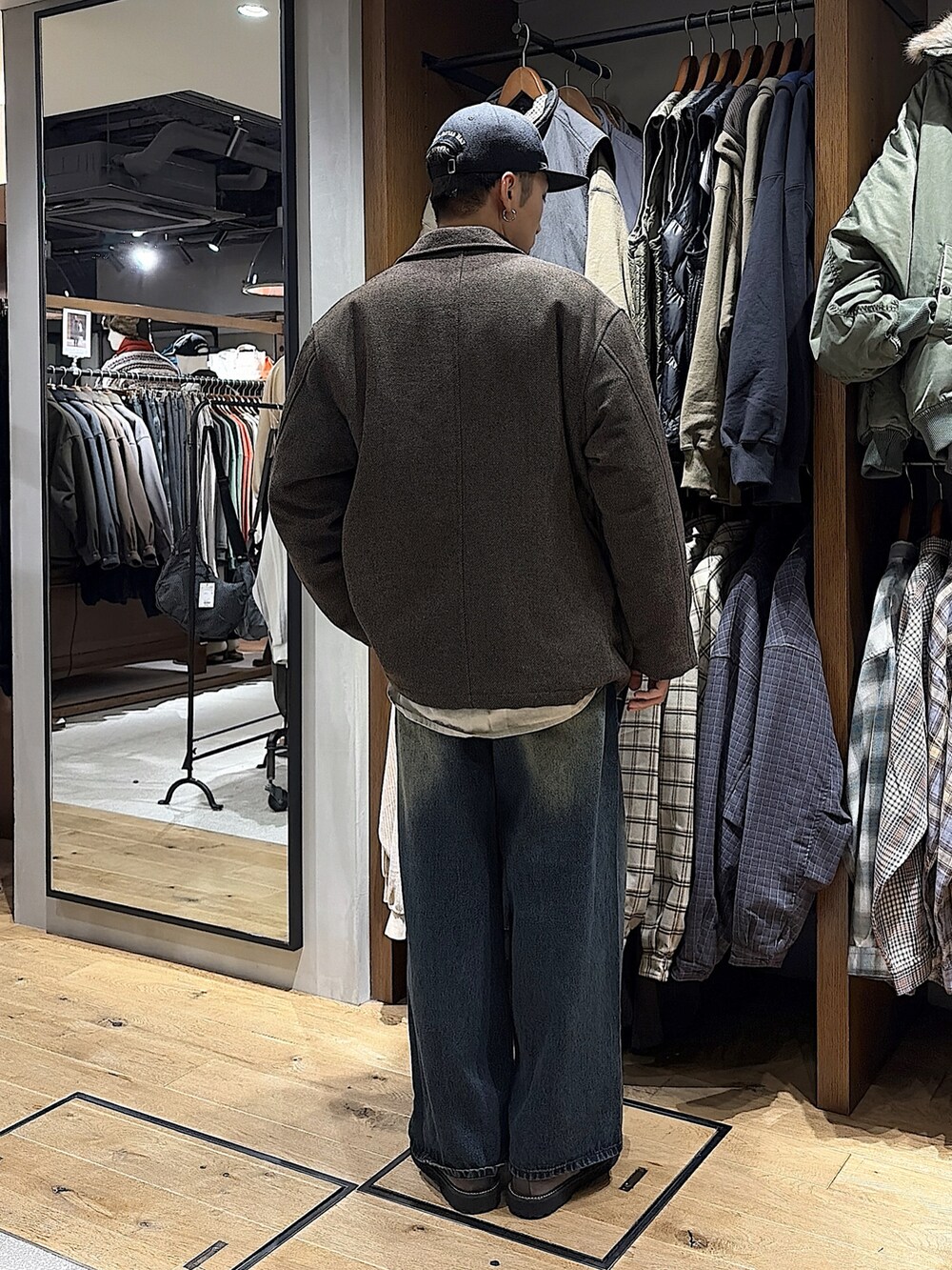 ベージュ系のシャツ/ブラウス、ブラウン系のテーラードジャケット、ブルー系のデニムパンツを着用したメンズの秋コーディネートの3枚目の写真