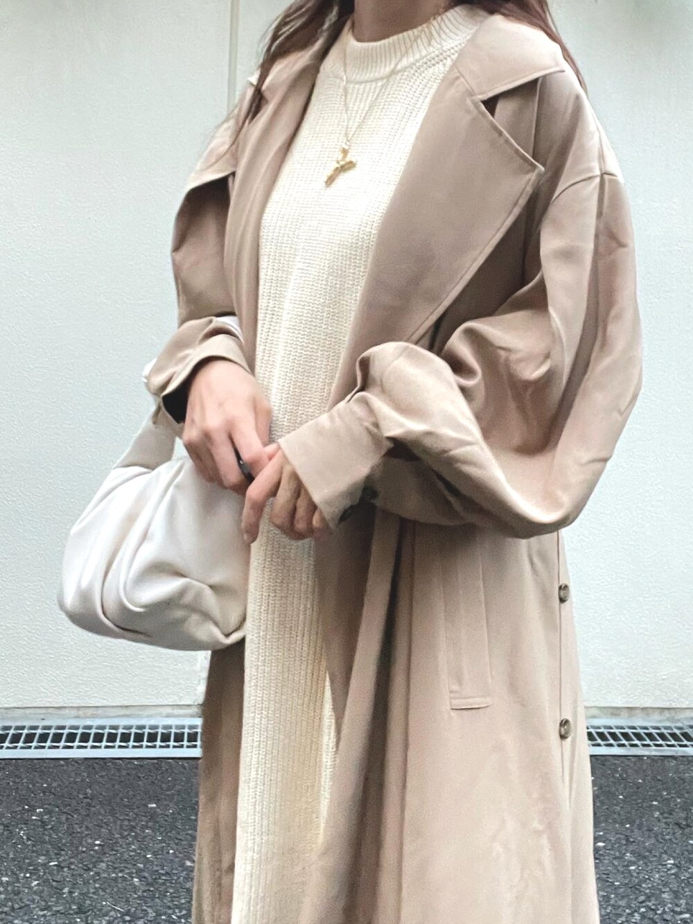 ベージュ系のニット/セーター、ベージュ系のパンプス、ベージュ系のトレンチコートを着用したレディースの秋コーディネートの3枚目の写真
