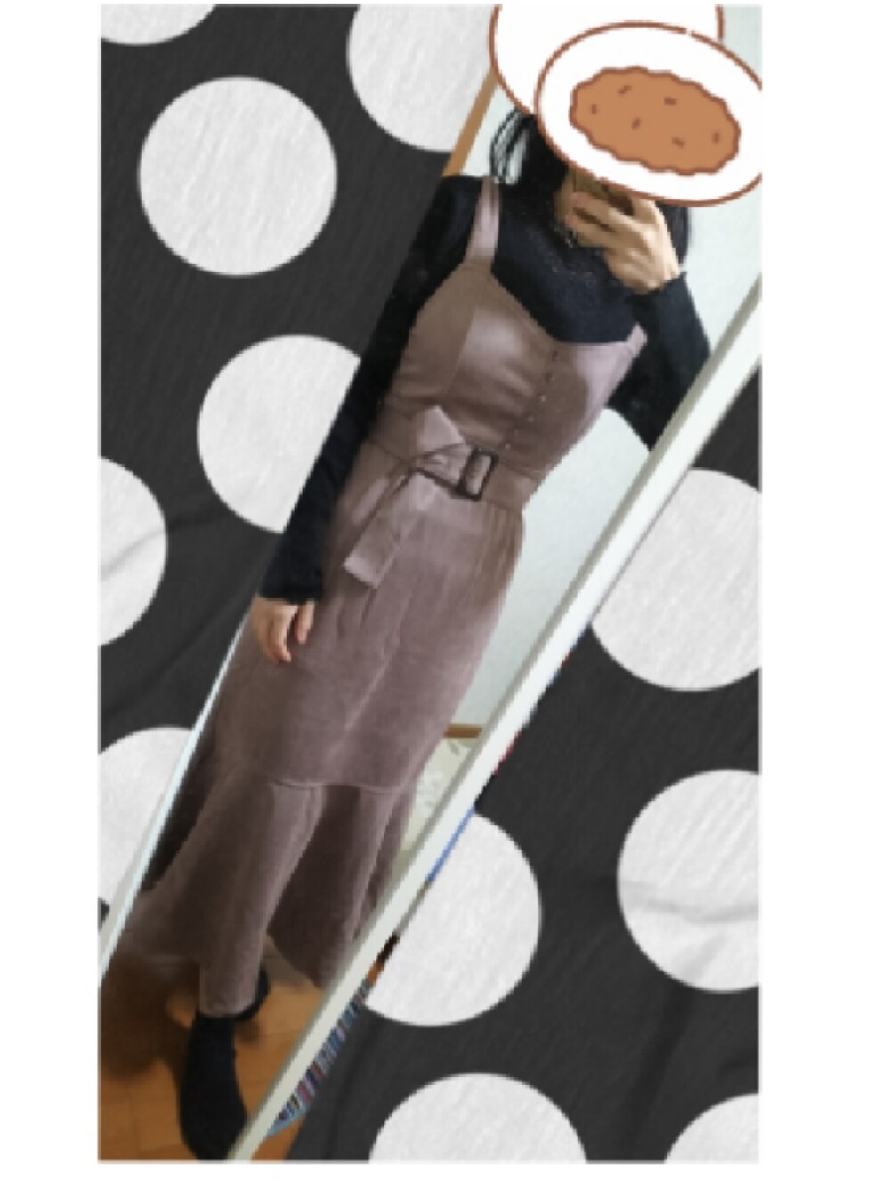 ピンク系のワンピース、ホワイト系のジャケット/アウター、ブラック系のインナーウェア/肌着を着用したレディースの冬コーディネートの2枚目の写真