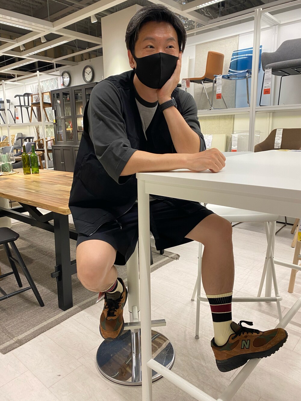 ブラック系のその他パンツ、ブラウン系のスニーカー、グレー系のTシャツ/カットソーを着用したメンズの春コーディネートの2枚目の写真