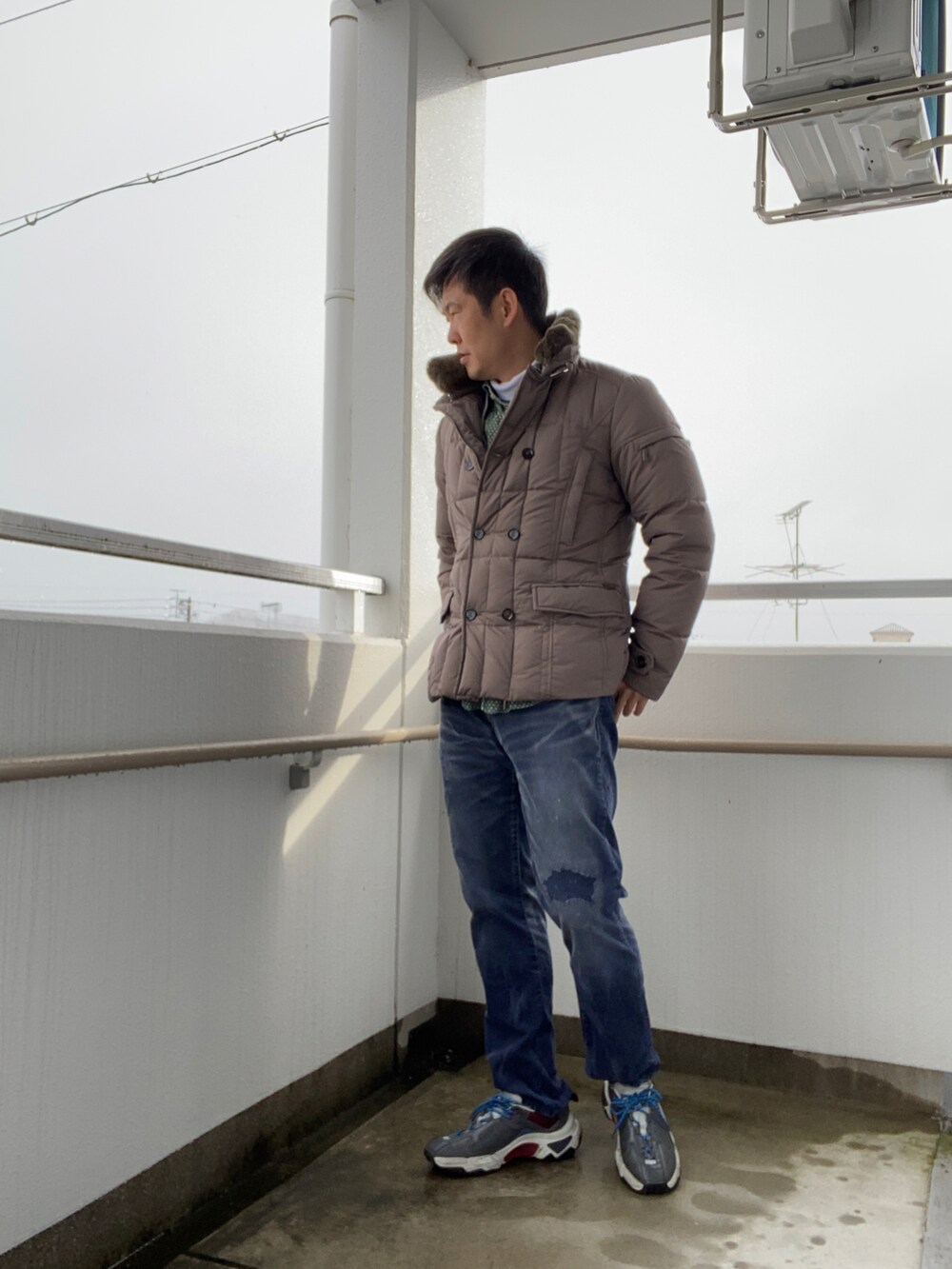 グリーン系のシャツ/ブラウス、ホワイト系のカーディガン/ボレロ、ベージュ系のダウンジャケット/コートを着用したメンズの冬コーディネートの2枚目の写真