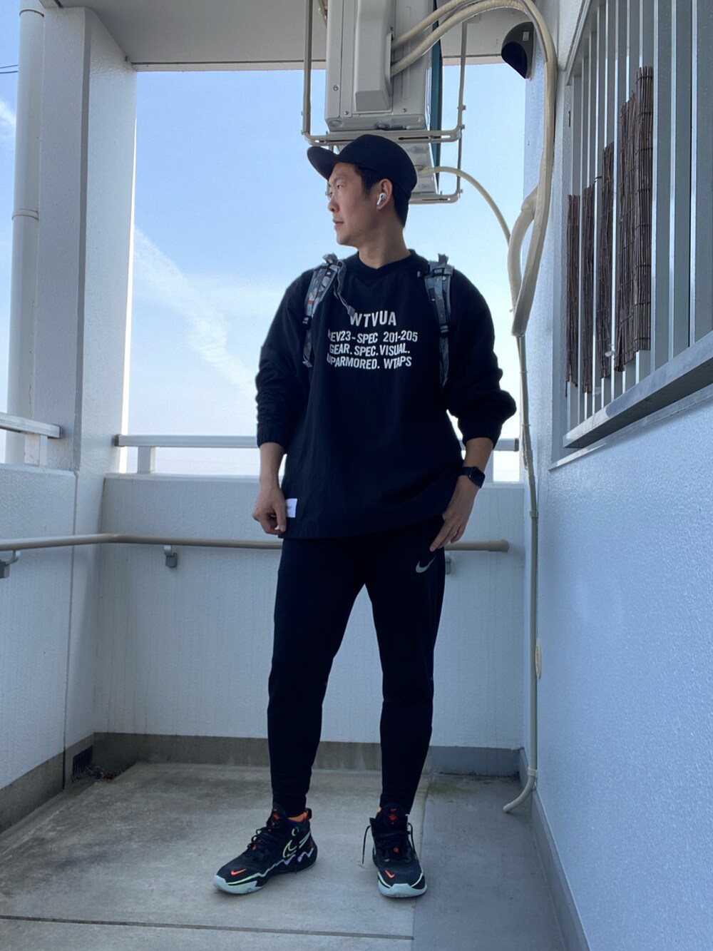 「春、お洒落さんとつながりたい、シンプル、休日スタイル、春コーデ、大人カジュアル、黒コーデ、NIKE」｜「Arpenteurのアイテム（キャップ、ブラック系）」を使った、en  and outdoor unitさん（メンズ・182cm）の春コーディネートの2枚目の写真