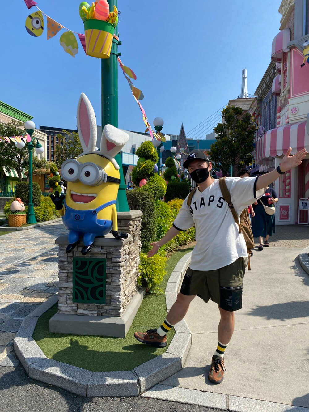 ホワイト系のシャツ/ブラウス、グリーン系のその他パンツ、ベージュ系のスニーカーを着用したメンズの夏コーディネートの2枚目の写真