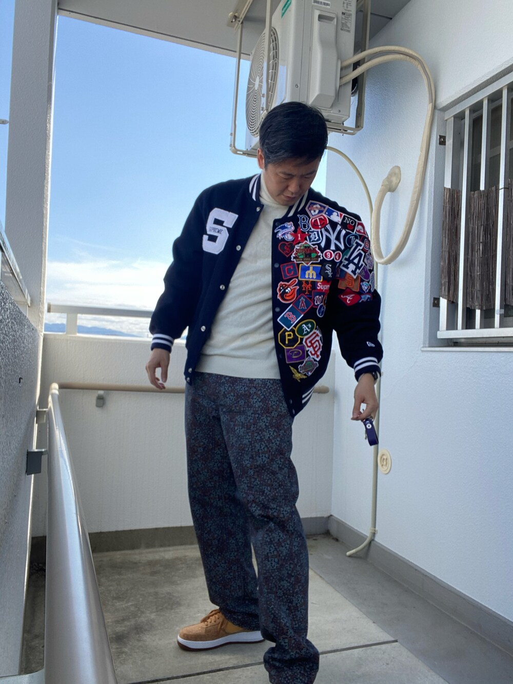 「大人カジュアル、今日のコーデ、春アウター、春、私の推しブランド、スニーカーコーデ、supreme、スタジャン」｜「UNIQLOのアイテム（ニット/セーター、ホワイト系）」を使った、en  and outdoor unitさん（メンズ・182cm）の冬コーディネートの2枚目の写真