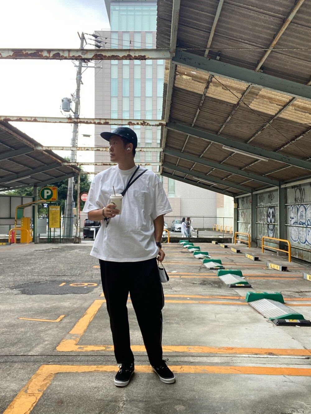 「シンプル、休日コーデ、お洒落さんとつながりたい、リラックススタイル、大人カジュアル、秋、オーバーサイズ、シンプルスタイル、いいね、save、フォローお願いします🤑、ストリート、Tシャツ」｜「WTAPSのアイテム（キャップ、グリーン系）」を使った、en  and outdoor unitさん（メンズ・182cm）の秋コーディネートの2枚目の写真