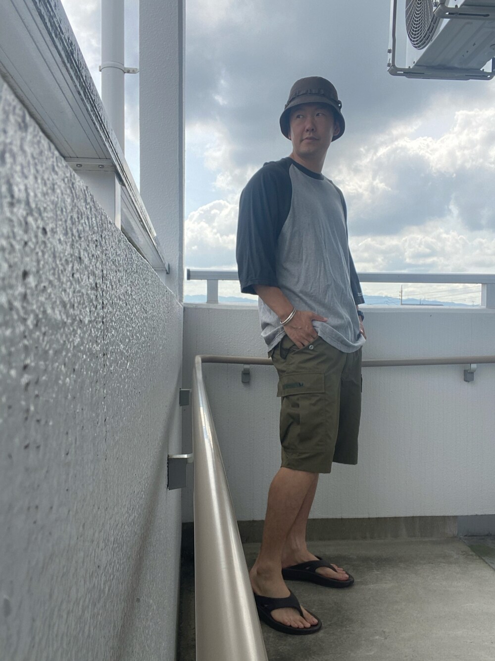 グリーン系のその他パンツ、ブラウン系のサンダル、グレー系のTシャツ/カットソーを着用したメンズの夏コーディネートの3枚目の写真