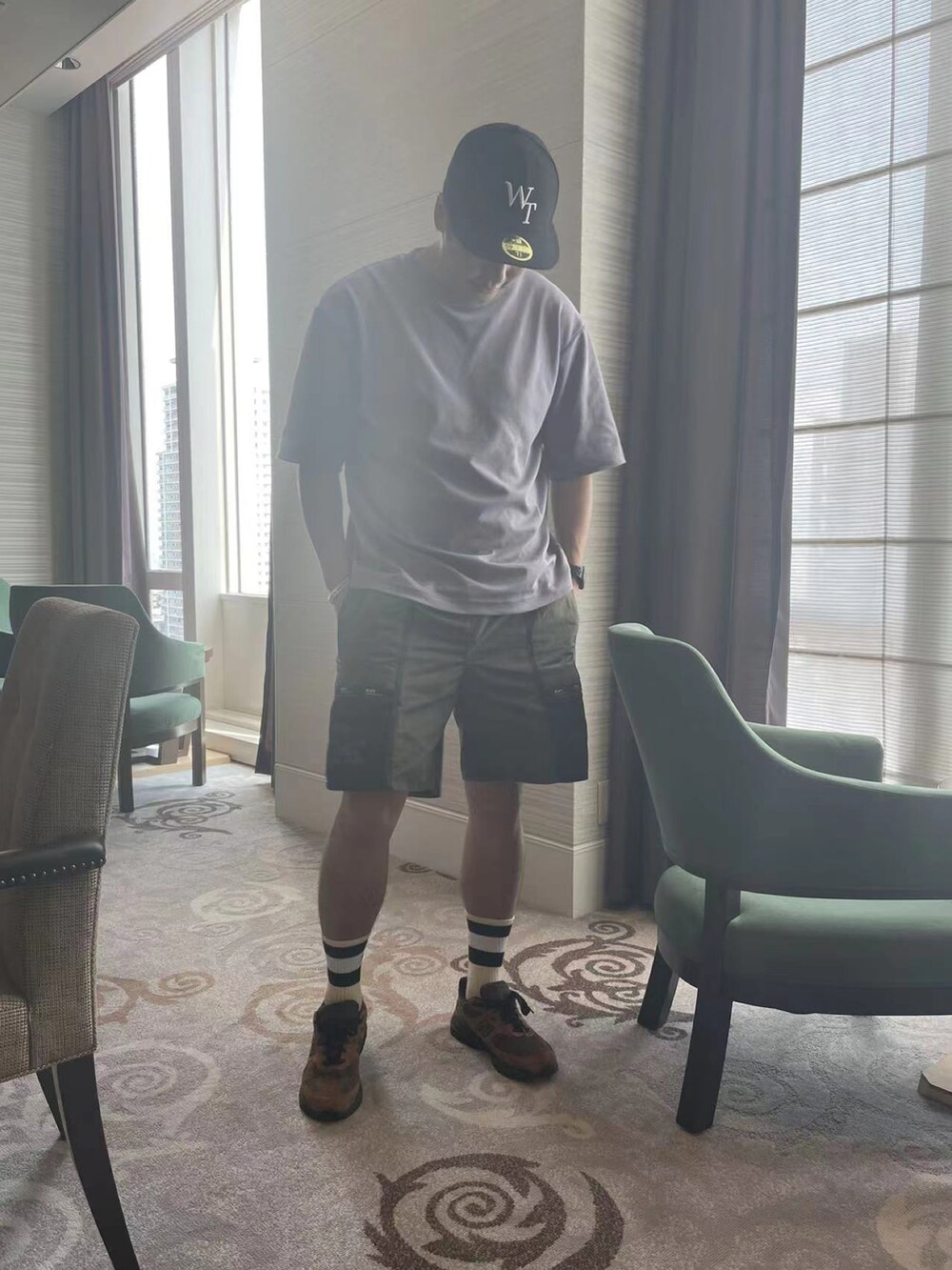 パープル系のTシャツ/カットソー、グリーン系のその他パンツ、ブラウン系のスニーカーを着用したメンズの夏コーディネートの2枚目の写真