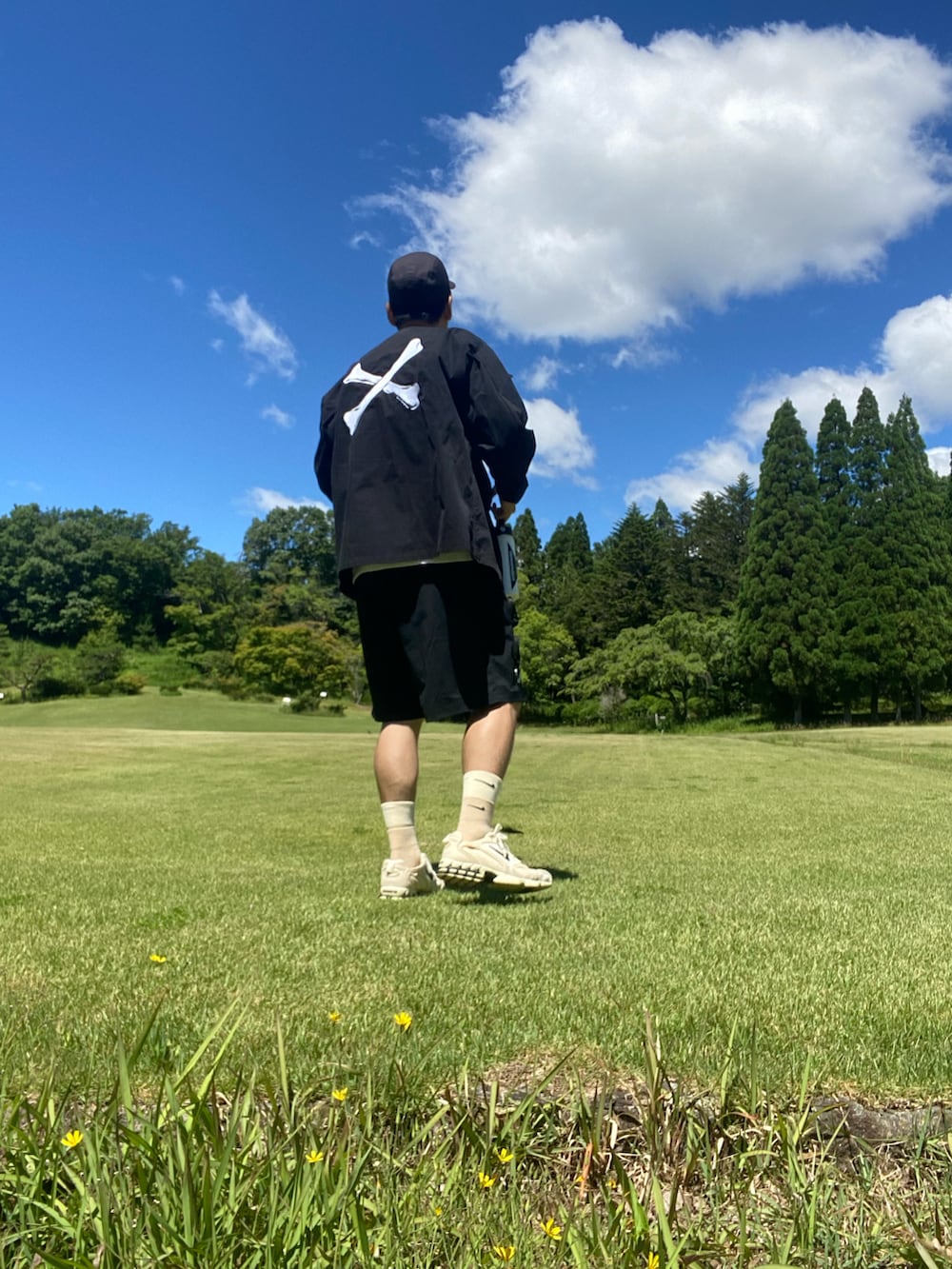 ホワイト系のスニーカー、ブラック系のシャツ/ブラウス、ブラック系のその他パンツを着用したメンズの夏コーディネートの2枚目の写真