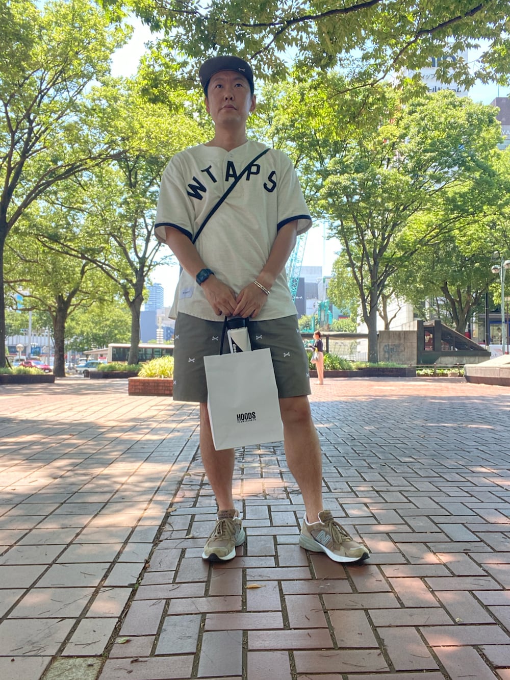 ホワイト系のシャツ/ブラウス、ベージュ系のスニーカー、ベージュ系のパンツを着用したメンズの夏コーディネートの2枚目の写真