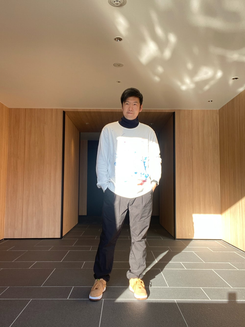 レッド系のジャケット/アウター、ブラック系のパンツ、イエロー系のスニーカーを着用したメンズの冬コーディネートの3枚目の写真