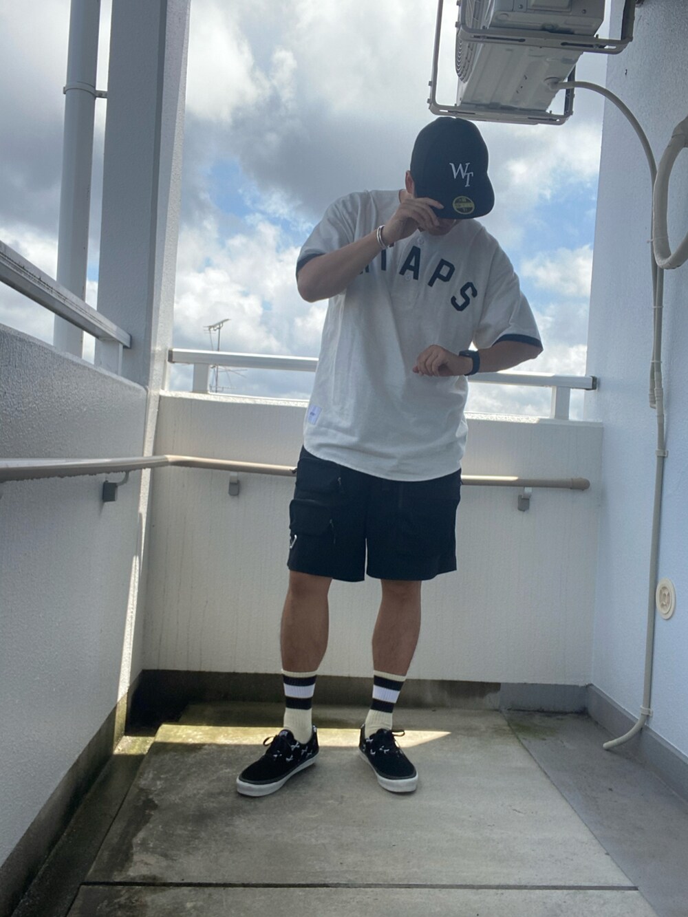 ブラック系のスニーカー、ブラック系のその他パンツ、ホワイト系のシャツ/ブラウスを着用したメンズの夏コーディネートの3枚目の写真