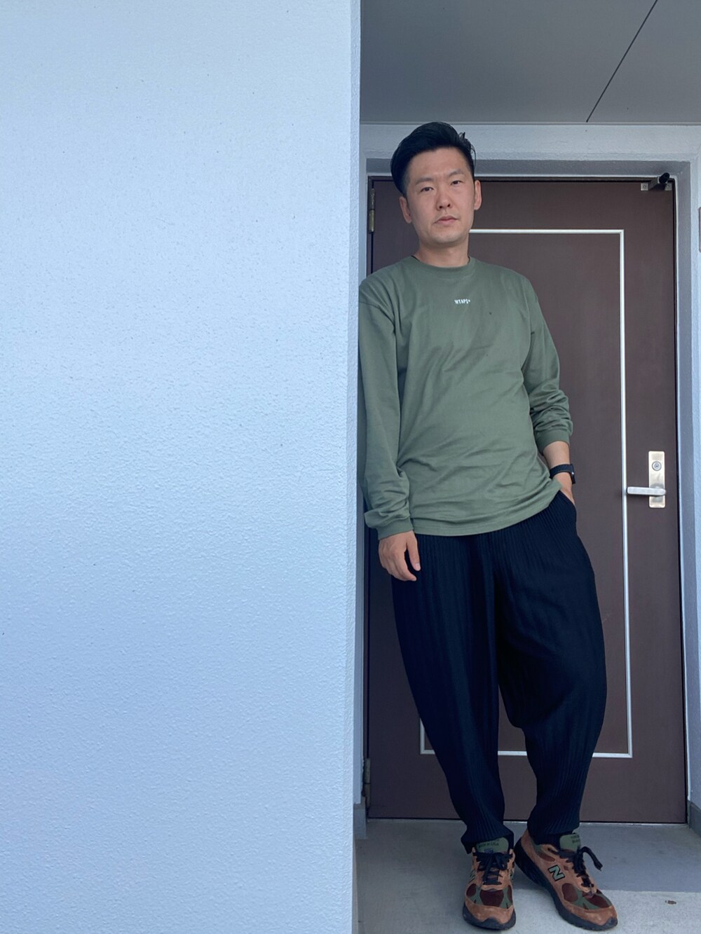 ブラック系のその他パンツ、グリーン系のTシャツ/カットソーを着用したメンズの春コーディネートの2枚目の写真