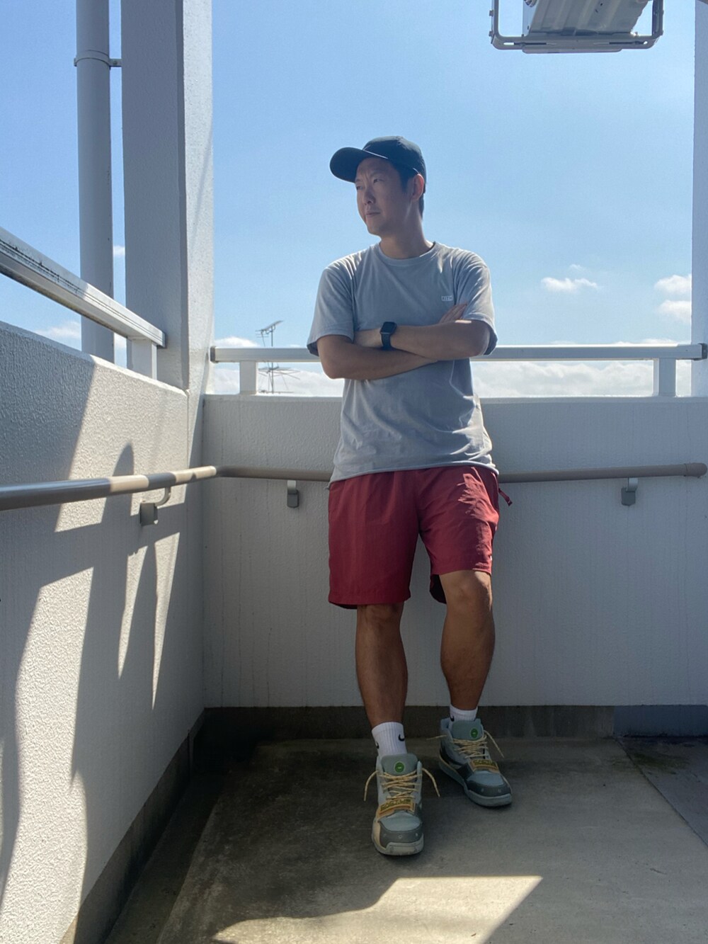 シルバー系のTシャツ/カットソー、レッド系のその他パンツ、グレー系のスニーカーを着用したメンズの夏コーディネートの2枚目の写真
