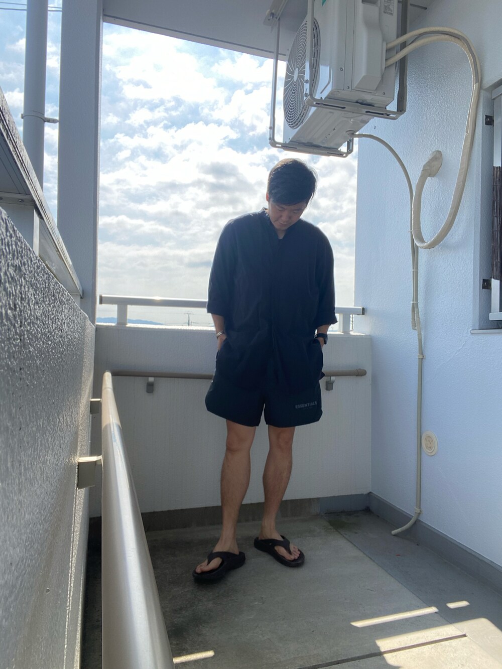 ブラック系のシャツ/ブラウス、ブラック系のパンツ、ブラウン系のサンダルを着用したメンズの夏コーディネートの2枚目の写真