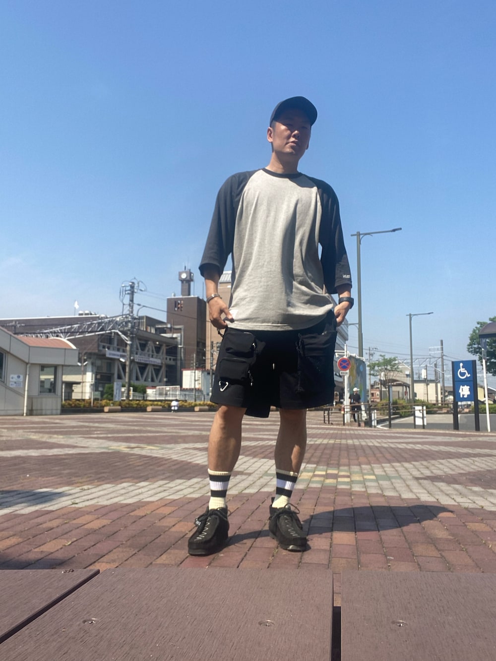 グレー系のTシャツ/カットソー、ブラック系のその他パンツ、ブラック系のレインシューズを着用したメンズの春コーディネートの2枚目の写真