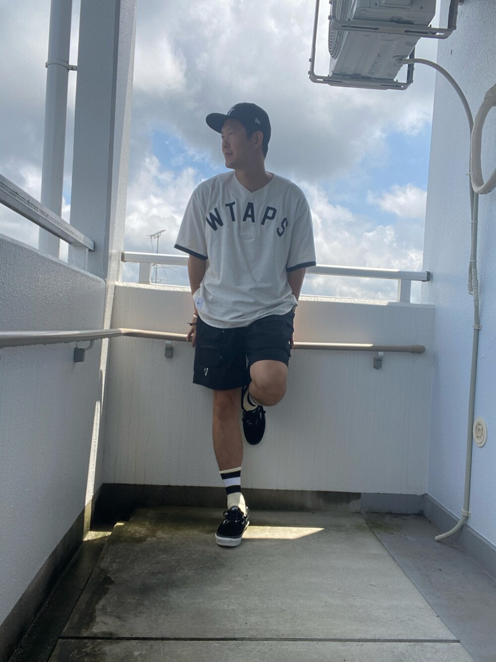 ブラック系のスニーカー、ブラック系のその他パンツ、ホワイト系のシャツ/ブラウスを着用したメンズの夏コーディネートの2枚目の写真