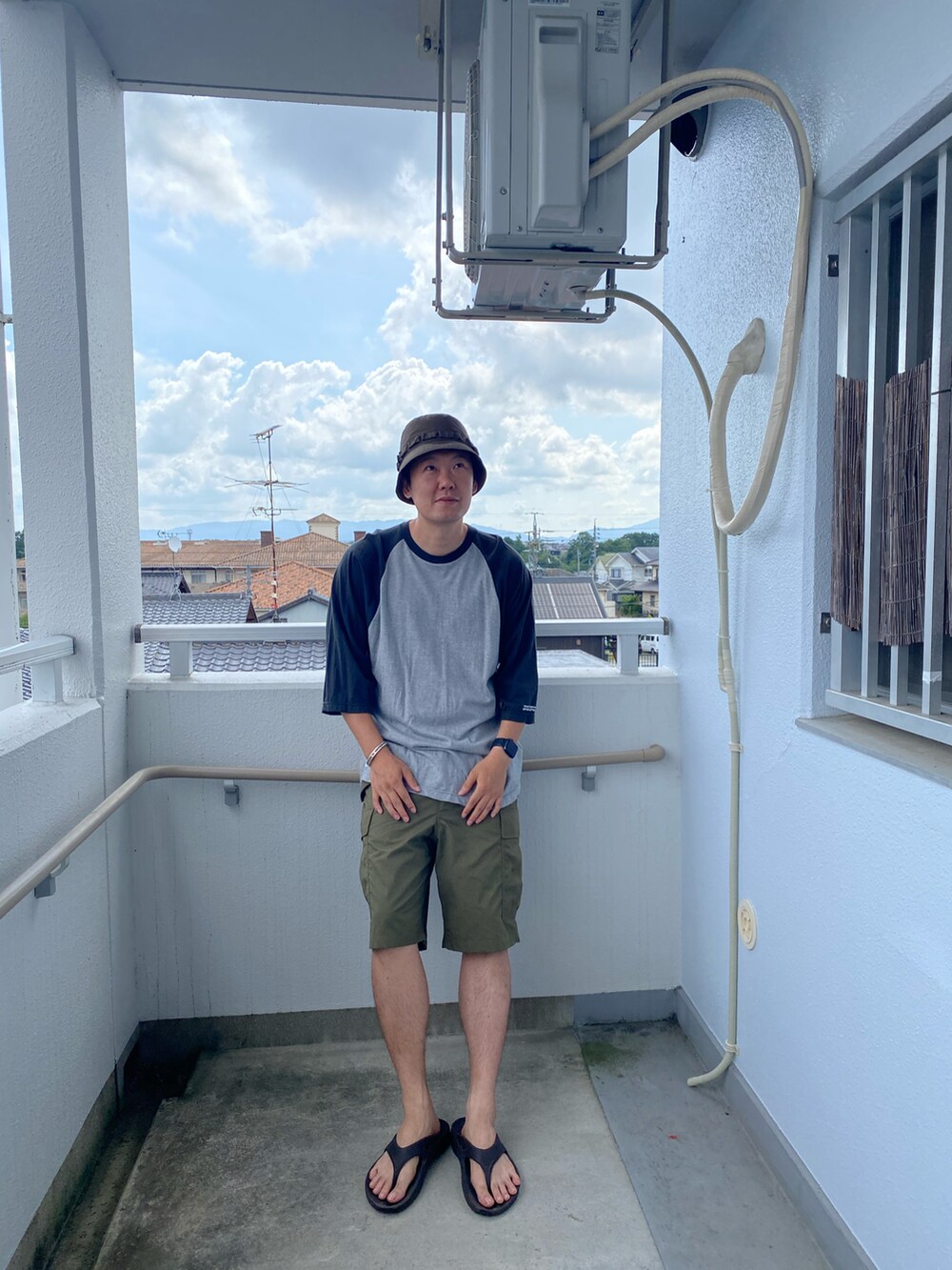 グリーン系のその他パンツ、ブラウン系のサンダル、グレー系のTシャツ/カットソーを着用したメンズの夏コーディネートの2枚目の写真