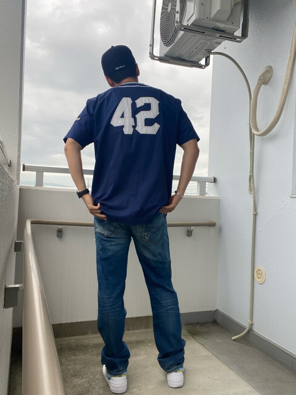 ブルー系のシャツ/ブラウス、ブルー系のデニムパンツ、ブルー系のスニーカーを着用したメンズの春コーディネートの2枚目の写真