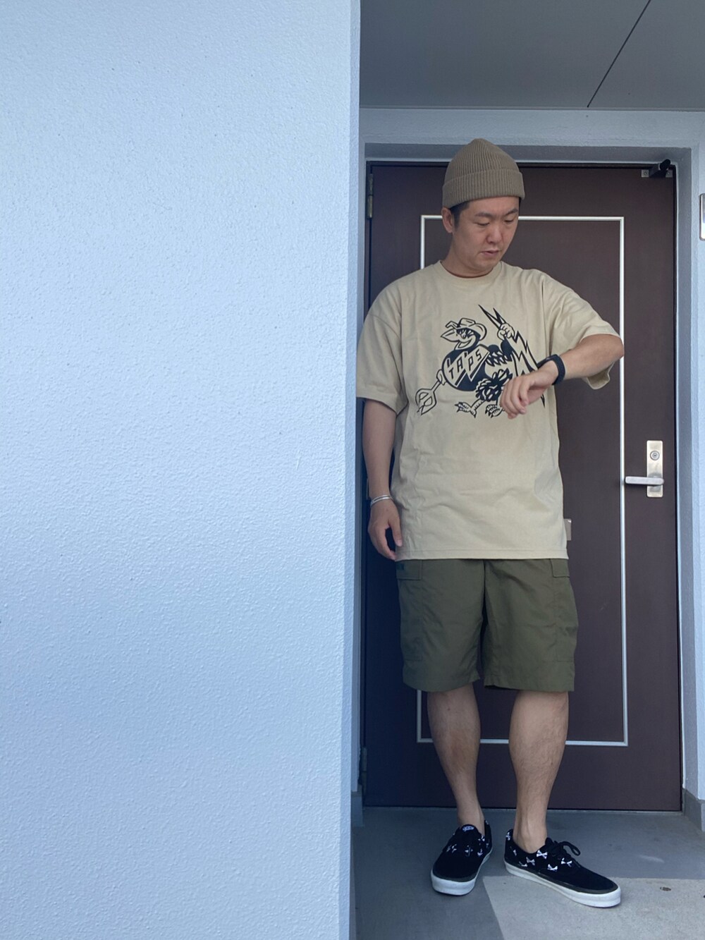 「休日スタイル、ゆるコーデ、シンプル、お洒落さんとつながりたい、Tシャツ、今日のコーデ、カジュアル、キャップ、グリーン、ハーフパンツ、アウトドアスタイル、カーゴパンツ、ビッグT」｜「WTAPSのアイテム（ニットキャップ/ビーニー、ベージュ系）」を使った、en  and outdoor unitさん（メンズ・182cm）の春コーディネートの2枚目の写真