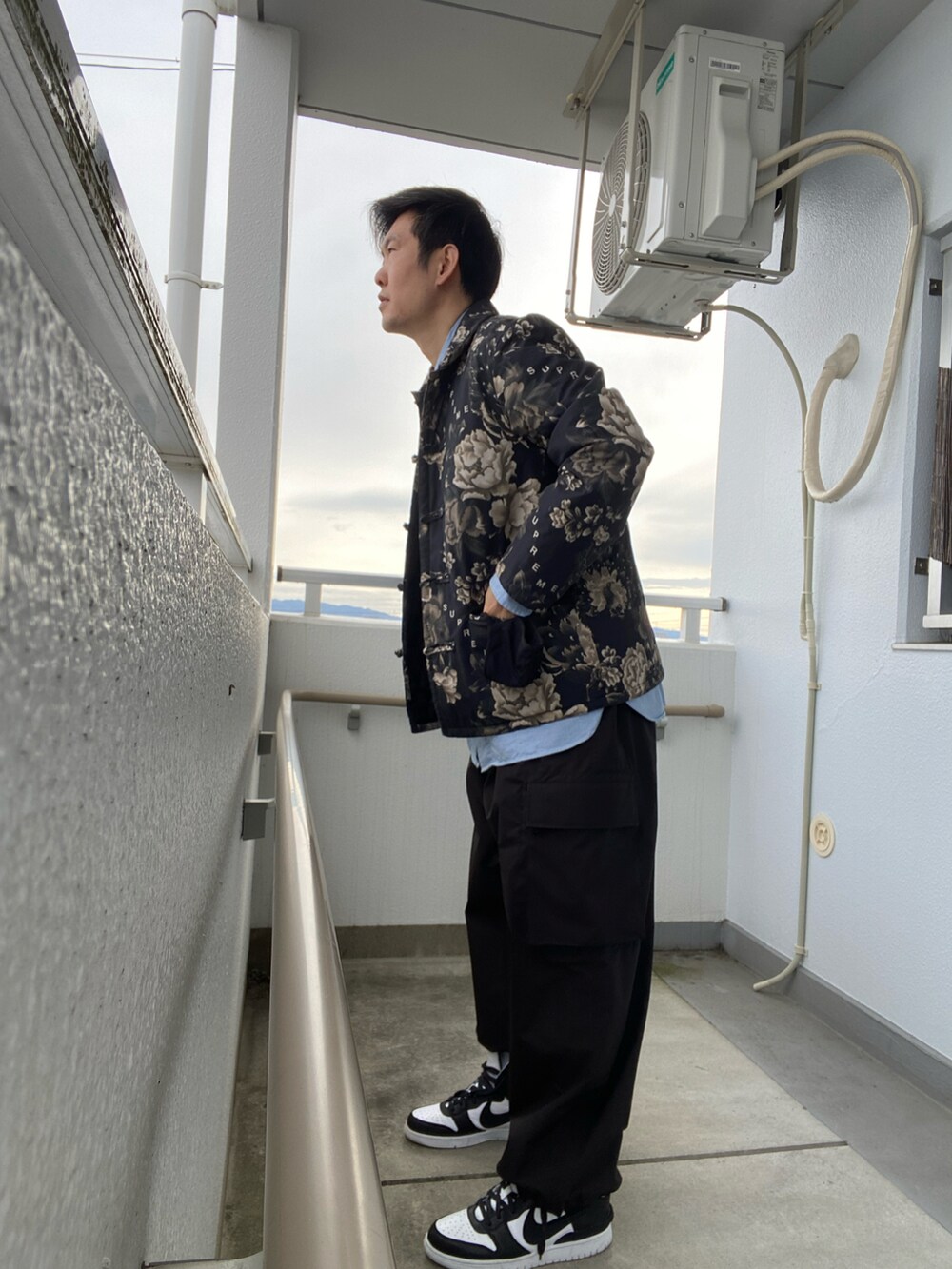 ブラック系のその他アウター、ブルー系のシャツ/ブラウス、ブラック系のその他パンツを着用したメンズの冬コーディネートの2枚目の写真