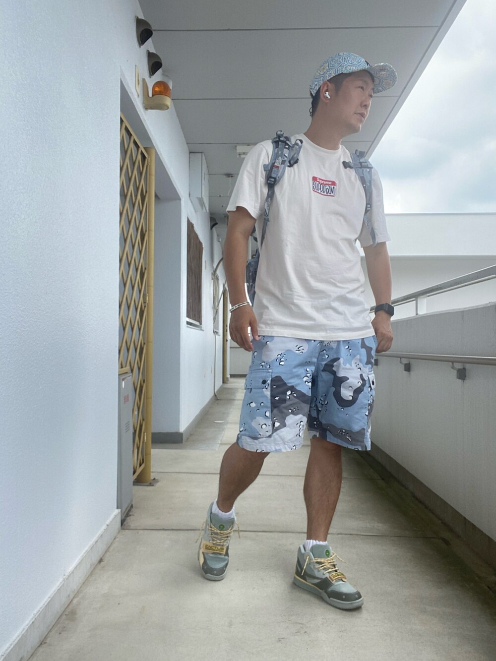 グレー系のスニーカー、ブルー系のその他パンツ、ブルー系のバックパック/リュックを着用したメンズの夏コーディネートの2枚目の写真