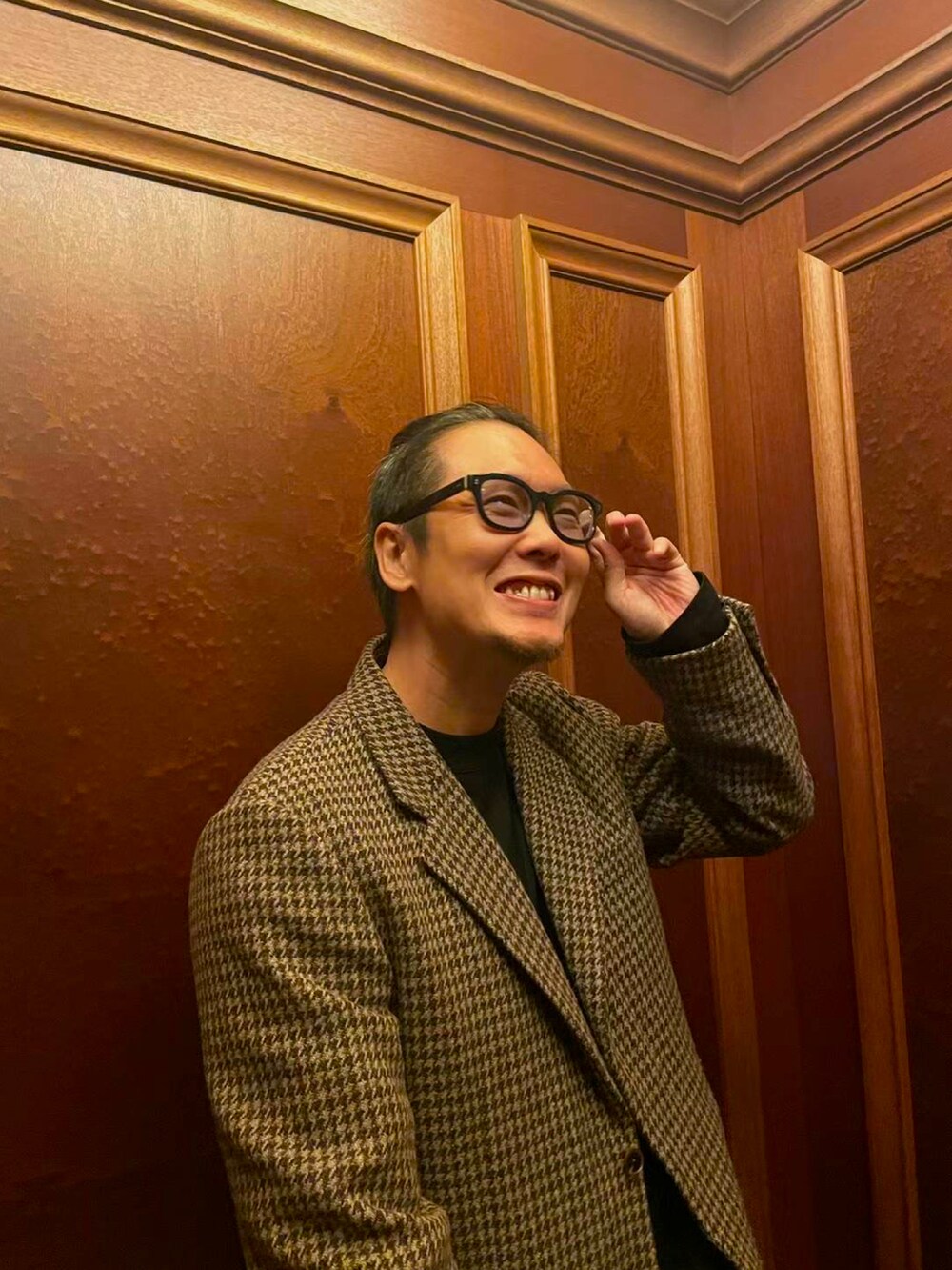 ブラウン系のローファー、ブラック系のチノパンツ、ブラウン系のテーラードジャケットを着用したメンズの秋コーディネートの2枚目の写真