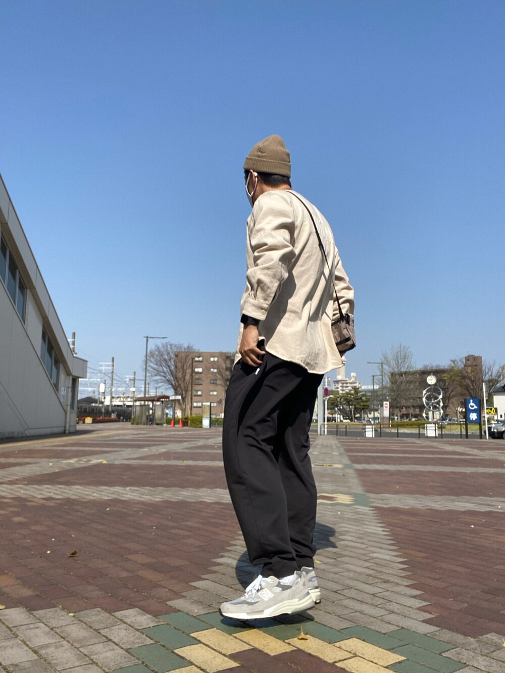 ホワイト系のシャツ/ブラウス、ブラック系のスラックス、グレー系のスニーカーを着用したメンズの春コーディネートの2枚目の写真