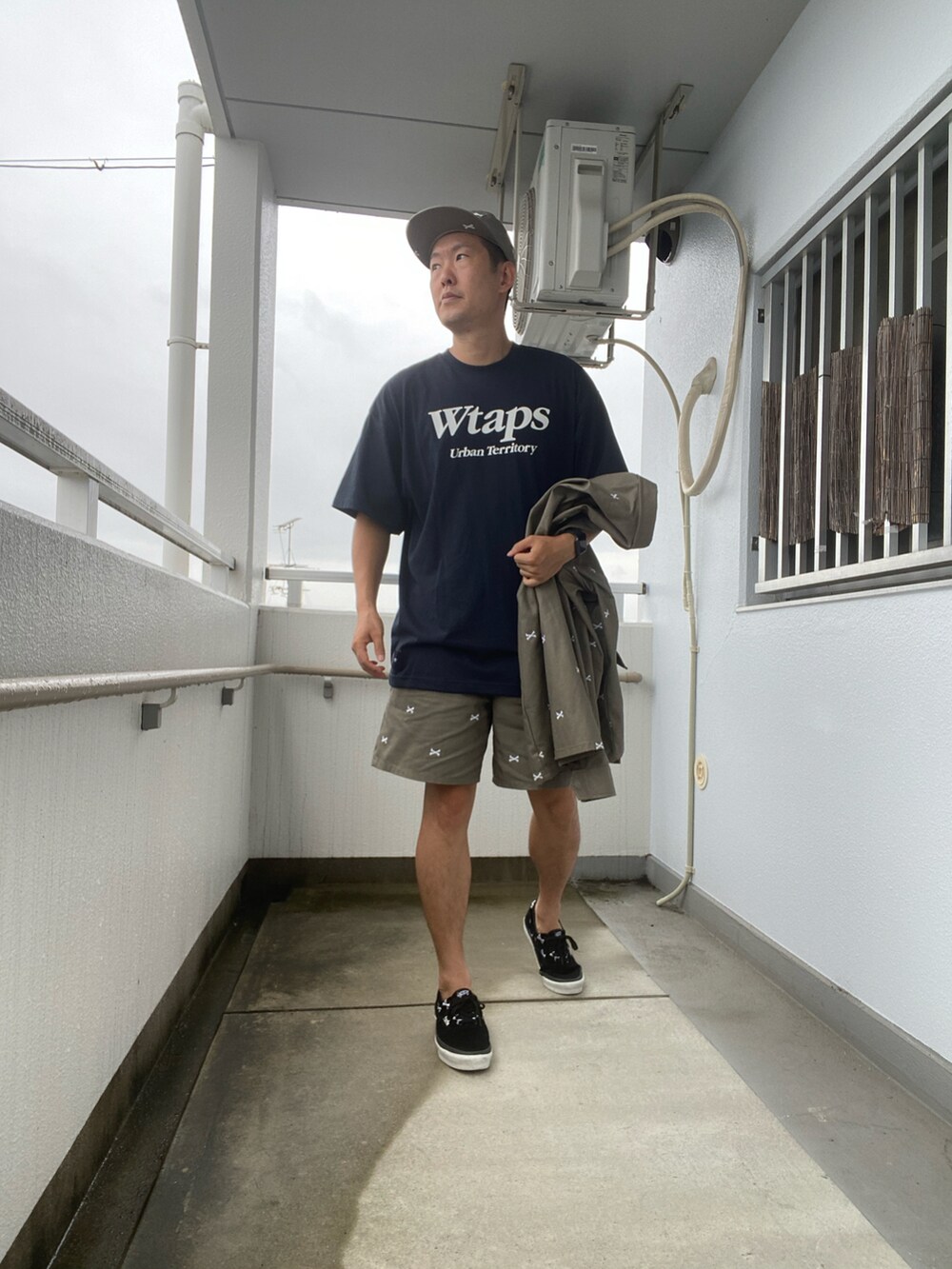 ベージュ系のノーカラージャケット、ベージュ系のパンツ、ブラック系のスニーカーを着用したメンズの夏コーディネートの3枚目の写真