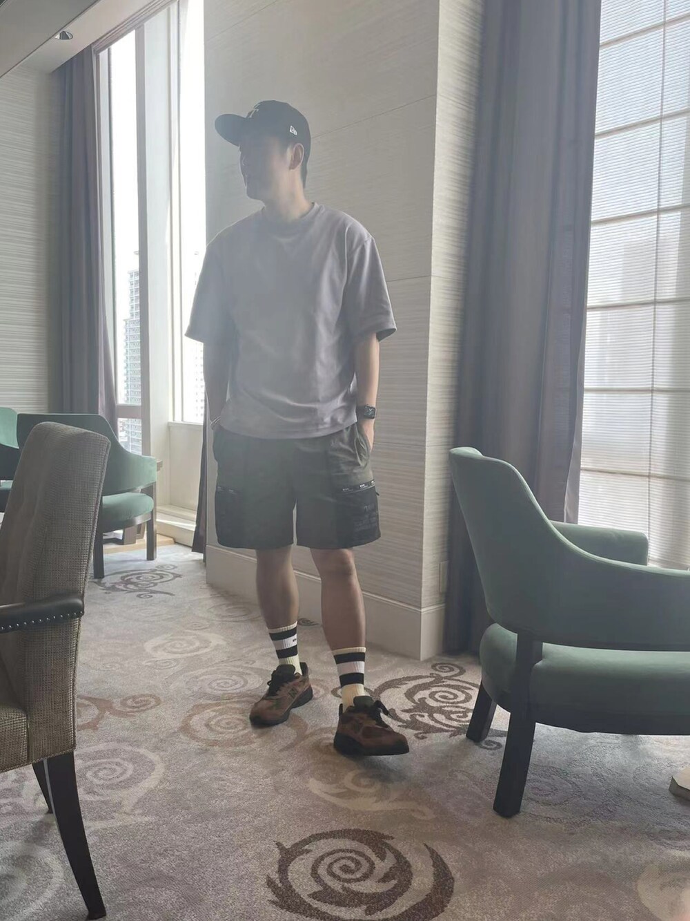 パープル系のTシャツ/カットソー、グリーン系のその他パンツ、ブラウン系のスニーカーを着用したメンズの夏コーディネートの3枚目の写真