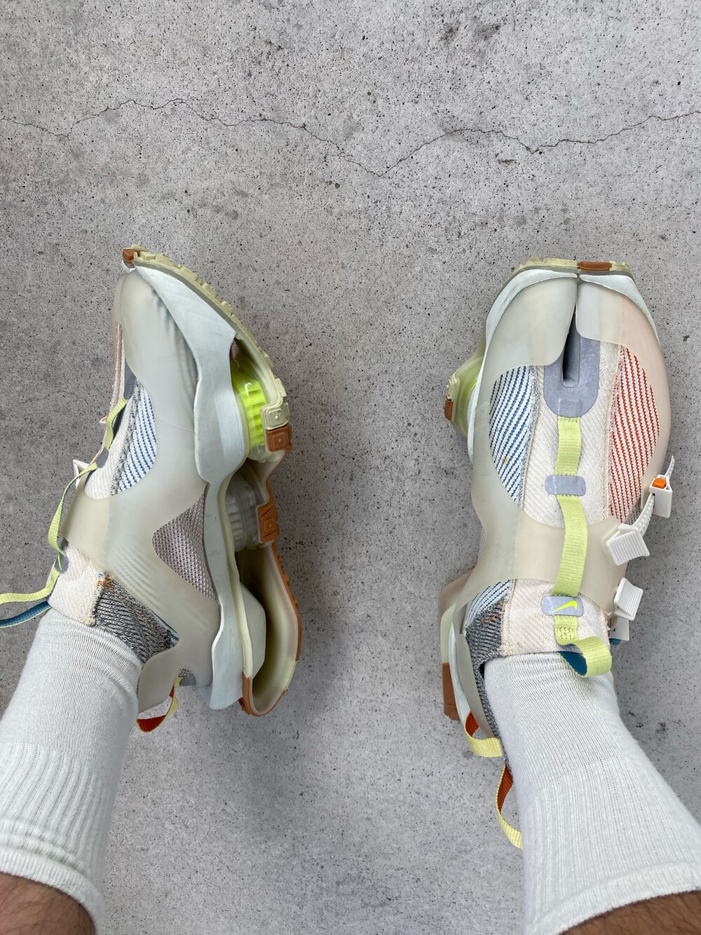 ブラック系のTシャツ/カットソー、グリーン系のパンツ、ベージュ系のスニーカーを着用したメンズの夏コーディネートの3枚目の写真