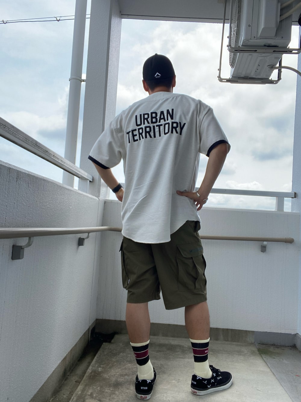 ホワイト系のシャツ/ブラウス、グリーン系のパンツ、ブラック系のスニーカーを着用したメンズの夏コーディネートの2枚目の写真