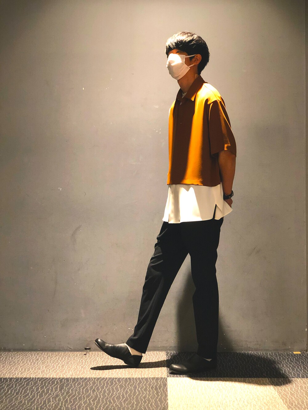 ベージュ系のシャツ/ブラウス、ブラック系のスラックス、ブラック系のスリッポンを着用したメンズの夏コーディネートの3枚目の写真