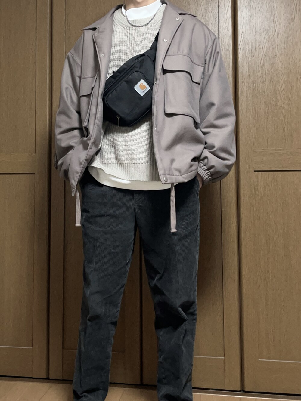 ブラック系のその他パンツ、ブラウン系のジャケット/アウター、ベージュ系のベストを着用したメンズの冬コーディネートの2枚目の写真