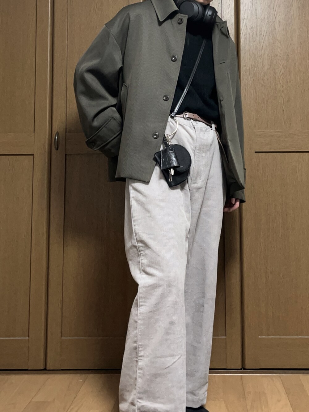 グレー系のその他パンツ、ブラック系のショルダーバッグ、ブラウン系のセットアップを着用したメンズの冬コーディネートの2枚目の写真
