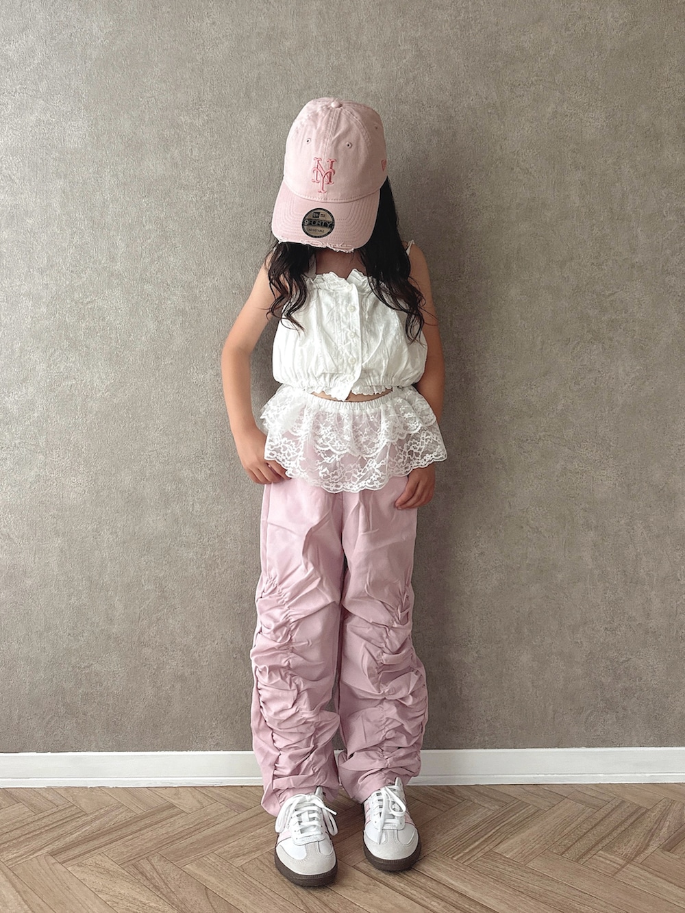 ピンク系のその他パンツ、ホワイト系のスニーカー、その他のシャツ/ブラウスを着用したキッズの夏コーディネートの2枚目の写真