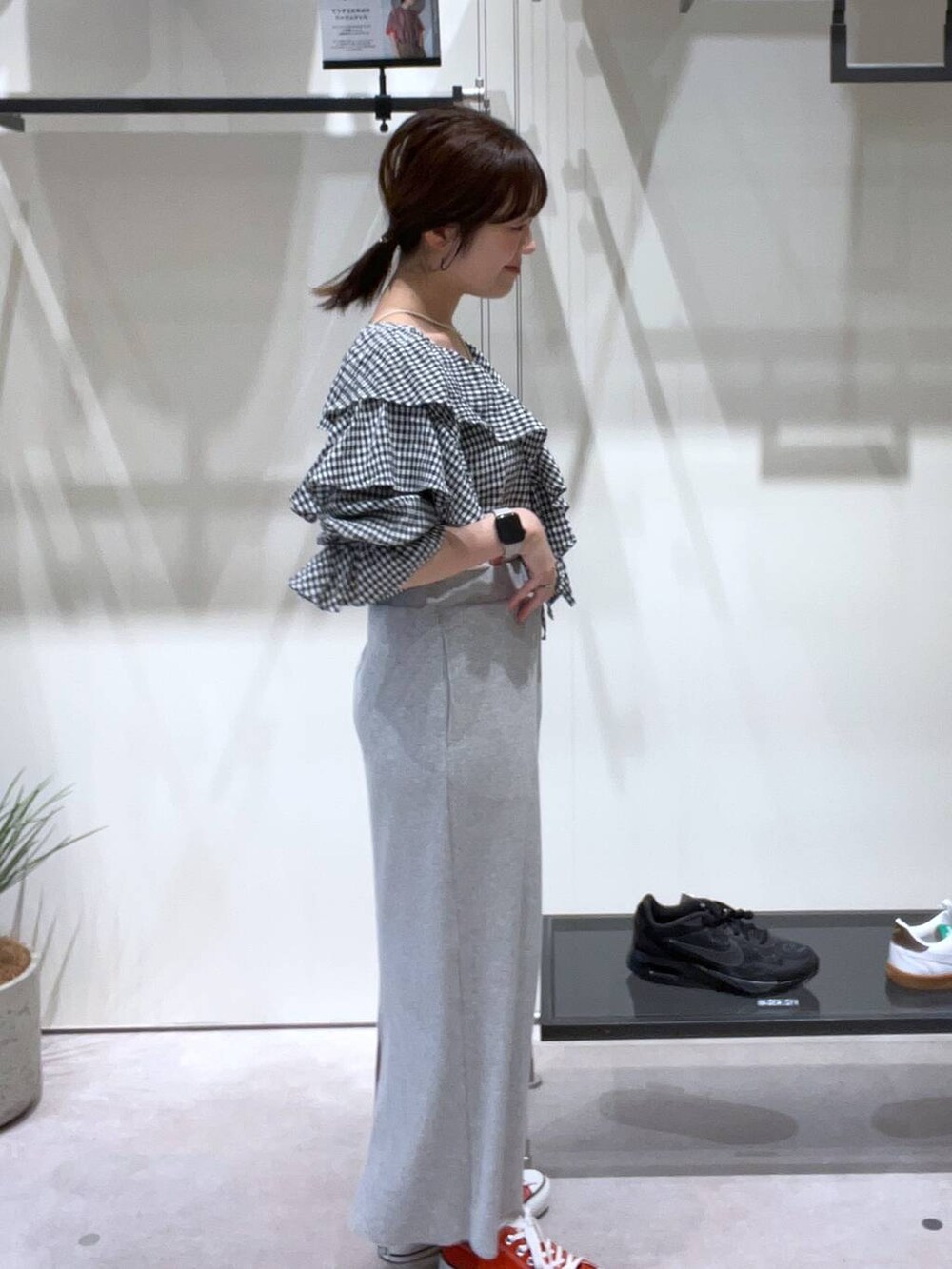 グレー系のスカート、ホワイト系のキャミソール、その他のシャツ/ブラウスを着用したレディースの春コーディネートの2枚目の写真