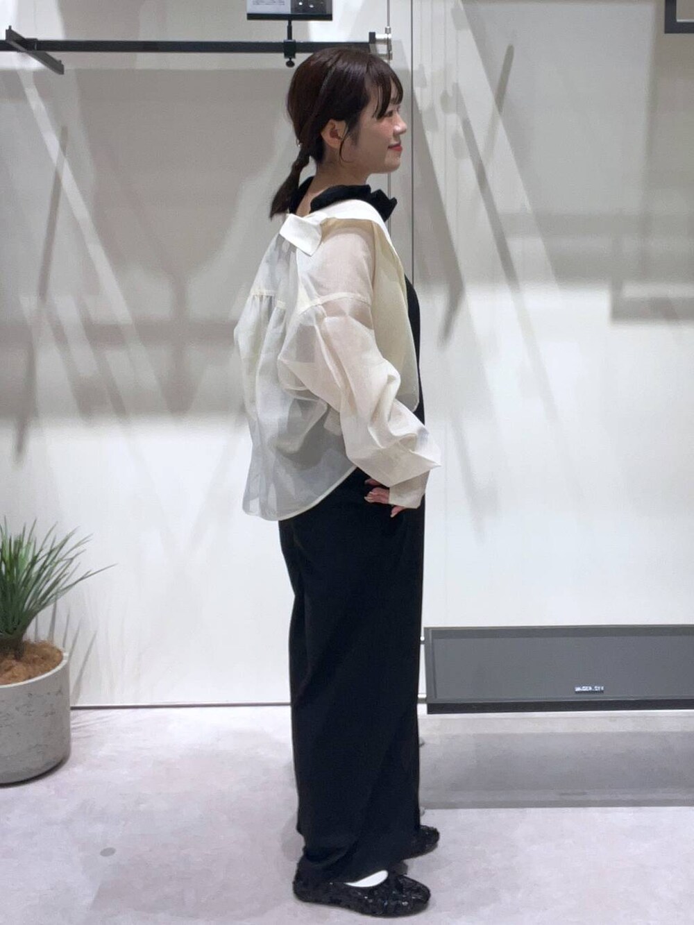 ブラック系のサロペット/オーバーオール、ブラック系のバレエシューズ、ホワイト系のシャツ/ブラウスを着用したレディースの春コーディネートの2枚目の写真