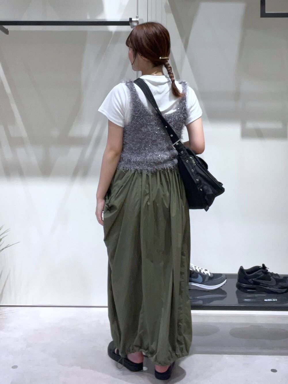 ホワイト系のTシャツ/カットソー、ブラック系のスニーカー、グレー系のキャミソールを着用したレディースの夏コーディネートの3枚目の写真