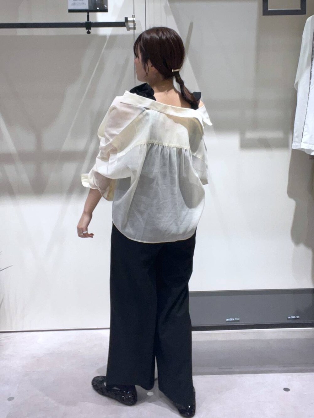 ブラック系のサロペット/オーバーオール、ブラック系のバレエシューズ、ホワイト系のシャツ/ブラウスを着用したレディースの春コーディネートの3枚目の写真