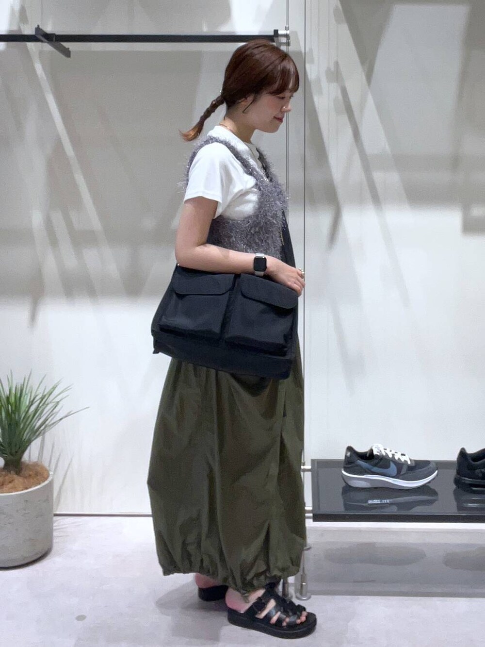 ホワイト系のTシャツ/カットソー、ブラック系のスニーカー、グレー系のキャミソールを着用したレディースの夏コーディネートの2枚目の写真